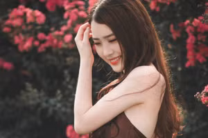 Những cô gái sở hữu nhan sắc vượt trội đôi khi phải trải qua cảm giác cô đơn. (Ảnh: ITN).