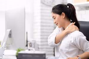 Chỉ cần tận dụng thời gian rảnh rỗi, thực hiện vài động tác giãn cơ siêu đơn giản, bạn có thể dễ dàng “tháo gỡ” sự căng cứng cho vai và cổ. (Ảnh: ITN).