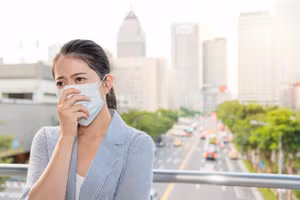 Ở trong môi trường ô nhiễm không khí, bụi bẩn, hóa chất,... trong thời gian dài sẽ kích thích đường hô hấp, gây ra ho khan. (Ảnh: ITN)