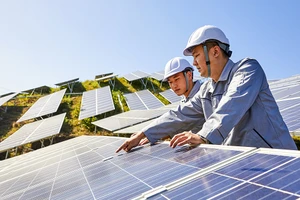Trong thời tiết khắc nghiệt, người lao động ngoài trời cần chú ý bảo vệ sức khỏe tim mạch của mình. (Ảnh: ITN)