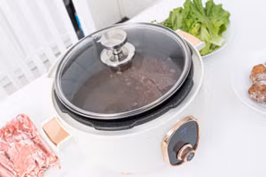 Đậy vung có thể tăng tốc độ nấu ăn. (Ảnh: ITN).