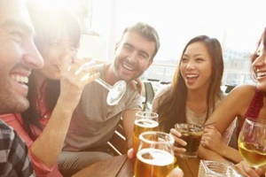 Uống một lượng bia vừa phải, các thành phần như cồn trong bia có thể gây giãn mạch nhẹ, giúp cải thiện tuần hoàn máu. (Ảnh: ITN)