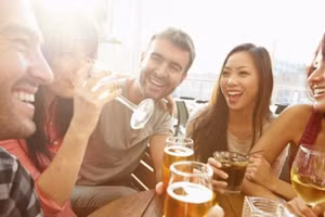 Uống một lượng bia vừa phải, các thành phần như cồn trong bia có thể gây giãn mạch nhẹ, giúp cải thiện tuần hoàn máu. (Ảnh: ITN)