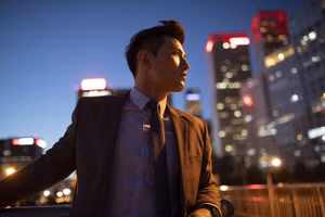 Một trong những đặc điểm của người đàn ông có giá trị cao là khả năng tránh các chất gây nghiện như thuốc lá hoặc rượu và không có hành vi ám ảnh như ăn quá nhiều. (Ảnh: ITN).