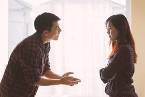 Không muốn bạn gái xuất hiện nơi công cộng và hạn chế quyền tự do cá nhân của cô ấy đều là những hành vi cực đoan. (Ảnh: ITN).