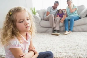 Cha mẹ thiên vị một đứa con trong thời gian dài, còn đứa con khác luôn bị thiệt thòi, thì quan hệ giữa anh chị em một khi gần như đã bị phá hủy. (Ảnh: ITN).