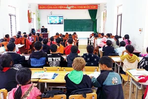 Trường phổ thông bán trú trung học cơ sở Phố Là tổ chức các lớp học trực tuyến môn tiếng Anh. Ảnh: BTQ