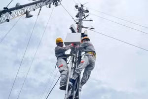 Nhân viên Viettel Phú Thọ lắp đặt trạm 5G tại phường Việt Trì.