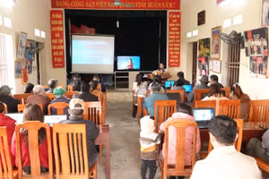 Tuyên truyền, hướng dẫn kỹ năng số cho cộng đồng dân cư tại các xã, phường. Ảnh BNB