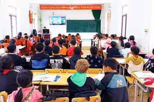 Trường phổ thông bán trú trung học cơ sở Phố Là tổ chức các lớp học trực tuyến môn tiếng Anh. Ảnh: BTQ