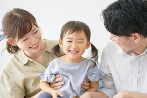 Khen ngợi con là một nhu cầu tất yếu của cha mẹ. (Ảnh: ITN)