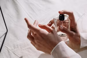 Nếu sử dụng hương thơm nhân tạo lâu dài, dù là liều nhỏ, tích lũy lâu dài cũng có thể gây hại cho sức khỏe. (Ảnh: ITN)