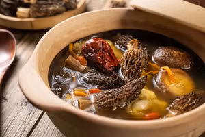 Dù bạn nấu canh trong bao lâu thì chất dinh dưỡng trong thịt cũng không thể hòa tan hoàn toàn vào canh. (Ảnh: ITN)