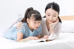 Không chỉ có phụ huynh tìm hiểu về con, mà cũng cần để con hiểu về phụ huynh. (Ảnh: ITN).