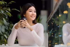 Khi bạn cười, khuôn mặt bạn giống như một bông hoa mùa xuân. (Ảnh: ITN).