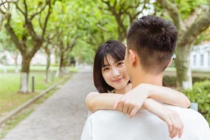 Mối quan hệ mơ hồ được hiểu là một kiểu tình cảm vượt trên tình bạn, nhưng dưới tình yêu. (Ảnh: ITN).