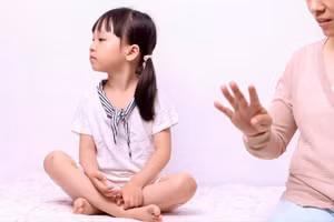 Nếu cha mẹ hơi tức giận, họ vẫn nên đến bên con, giúp con dừng việc đang làm, nhìn con và nói những điều con muốn nghe bằng giọng nhẹ nhàng. (Ảnh: ITN).