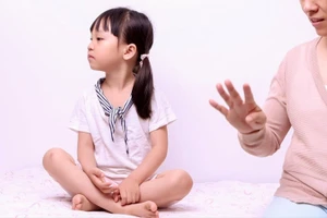 Nếu cha mẹ hơi tức giận, họ vẫn nên đến bên con, giúp con dừng việc đang làm, nhìn con và nói những điều con muốn nghe bằng giọng nhẹ nhàng. (Ảnh: ITN).