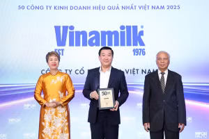 Đại diện Vinamilk - ông Đỗ Thanh Tuấn, Giám đốc Đối ngoại nhận vinh danh Top 50 Công ty kinh doanh hiệu quả nhất Việt Nam 2025 – (Ảnh: Nguyễn Hoàng)