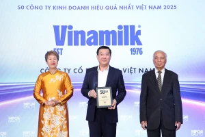 Đại diện Vinamilk - ông Đỗ Thanh Tuấn, Giám đốc Đối ngoại nhận vinh danh Top 50 Công ty kinh doanh hiệu quả nhất Việt Nam 2025 – (Ảnh: Nguyễn Hoàng)