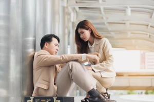 Vợ nên học cách cùng chồng đối mặt với những thử thách trong cuộc sống. (Ảnh: ITN)