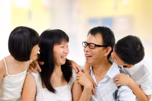 Thái độ của trẻ cũng dạy cho cha mẹ cách vượt qua những rắc rối trong cuộc sống. (Ảnh: ITN).