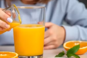 Mỗi ngày 200ml nước cam là đủ, tiêu thụ quá nhiều đường fructose có thể tăng gánh nặng cho gan. (Ảnh: ITN)