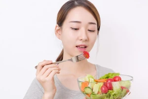 Dù muốn giữ dáng đẹp hay duy trì sức khỏe, chúng ta vẫn phải ăn đủ 3 bữa mỗi ngày. (Ảnh: ITN)