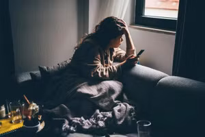 Cách hiệu quả nhất để giúp ai đó bình tĩnh lại là bắt đầu một cuộc trò chuyện. (Ảnh: ITN)