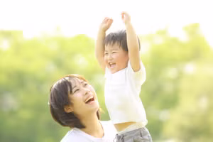 Cha mẹ phải dùng tình yêu và trí tuệ để dẫn dắt trẻ. (Ảnh: ITN).