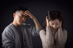 Những ai đã trải qua thử thách của thời gian đều hiểu, kết hôn không phải để kiểm soát đối phương. (Ảnh: ITN)