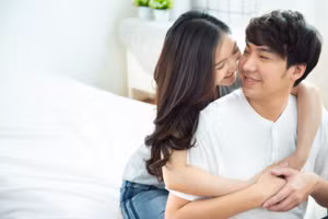 Chỉ vì đàn ông không lên tiếng nhiều về nhu cầu tình cảm không có nghĩa là họ không đánh giá cao sự khen ngợi thường xuyên từ một người đặc biệt. (Ảnh: ITN).