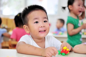 Để bé thích nghi với cuộc sống mẫu giáo một cách suôn sẻ, cha mẹ cần chuẩn bị trước tâm lý. (Ảnh: ITN)
