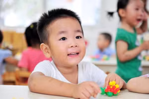 Để bé thích nghi với cuộc sống mẫu giáo một cách suôn sẻ, cha mẹ cần chuẩn bị trước tâm lý. (Ảnh: ITN)