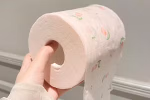 Dù là khăn giấy, giấy cuộn hay giấy đóng túi, thực ra đều có hạn sử dụng, thường là 2-3 năm. (Ảnh: ITN)