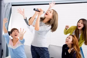 Ca hát làm giảm mức độ hormone gây căng thẳng. (Ảnh: ITN)