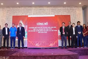 Đại diện lãnh đạo Acecook Việt Nam, Liên đoàn Bóng đá Việt Nam, ban huấn luyện các đội tuyển tại buổi lễ công bố.