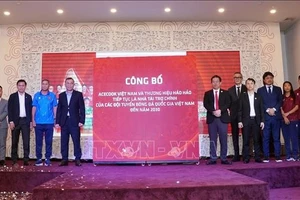 Đại diện lãnh đạo Acecook Việt Nam, Liên đoàn Bóng đá Việt Nam, ban huấn luyện các đội tuyển tại buổi lễ công bố.