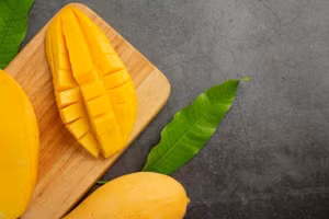 Xoài là loại trái cây phổ biến vào mùa hè, được nhiều người yêu thích bởi phần thịt mọng nước và hương vị ngọt ngào. (Ảnh: ITN).