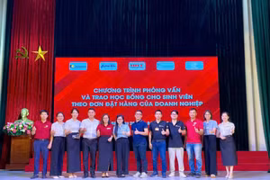 Sinh viên HHT nhận 'cơn mưa' học bổng cùng cam kết việc làm ngay ngày nhập học