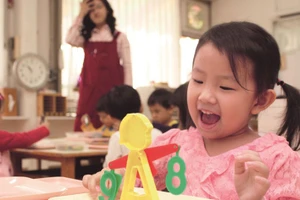 Sứ mệnh đầu tiên của giáo viên mẫu giáo là giúp trẻ được sống vui vẻ mỗi ngày và tận hưởng niềm vui từ những bài học khác nhau. (Ảnh: ITN).