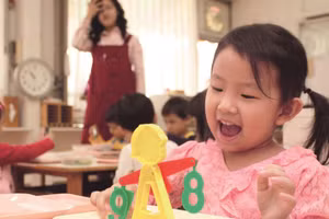 Sứ mệnh đầu tiên của giáo viên mẫu giáo là giúp trẻ được sống vui vẻ mỗi ngày và tận hưởng niềm vui từ những bài học khác nhau. (Ảnh: ITN).