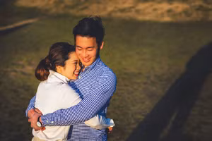 Duy trì cử chỉ thân mật giúp hôn nhân không bị nhàm chán. (Ảnh: ITN).