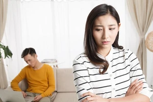 Có những người đàn ông dần dần mất đi tình yêu và sự quan tâm đối với vợ trong hôn nhân. (Ảnh: ITN)