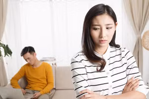 Có những người đàn ông dần dần mất đi tình yêu và sự quan tâm đối với vợ trong hôn nhân. (Ảnh: ITN)