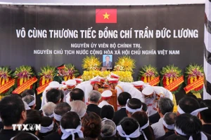 Nghi lễ hạ huyệt. (Ảnh: Phạm Cường/TTXVN).