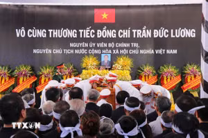 Nghi lễ hạ huyệt. (Ảnh: Phạm Cường/TTXVN).