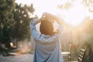 Tắm nắng có vẻ rất đơn giản, nhưng thực ra nó có cơ sở khoa học và giá trị tâm lý. (Ảnh: ITN)