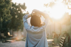 Tắm nắng có vẻ rất đơn giản, nhưng thực ra nó có cơ sở khoa học và giá trị tâm lý. (Ảnh: ITN)