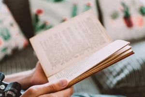 Cầm một quyển sách, mở mắt ra, lật trang, bạn có thể nhanh chóng bước vào góc nhìn của một nhân vật trong câu chuyện. (Ảnh: ITN)